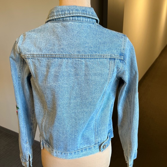 NWT 🌹 Roses embroidery blue denim jacked M - Picture 3 of 13